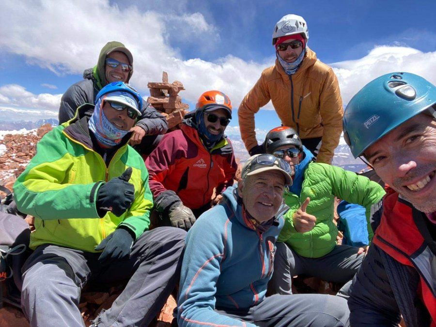 Lito Sánchez, Heber Orona, Gerardo Castillo, Pablo Gonzales, Claudio Fredes, Adrián Miranda de María y Ulises Corvalán sonríen para la selfie en la cumbre del