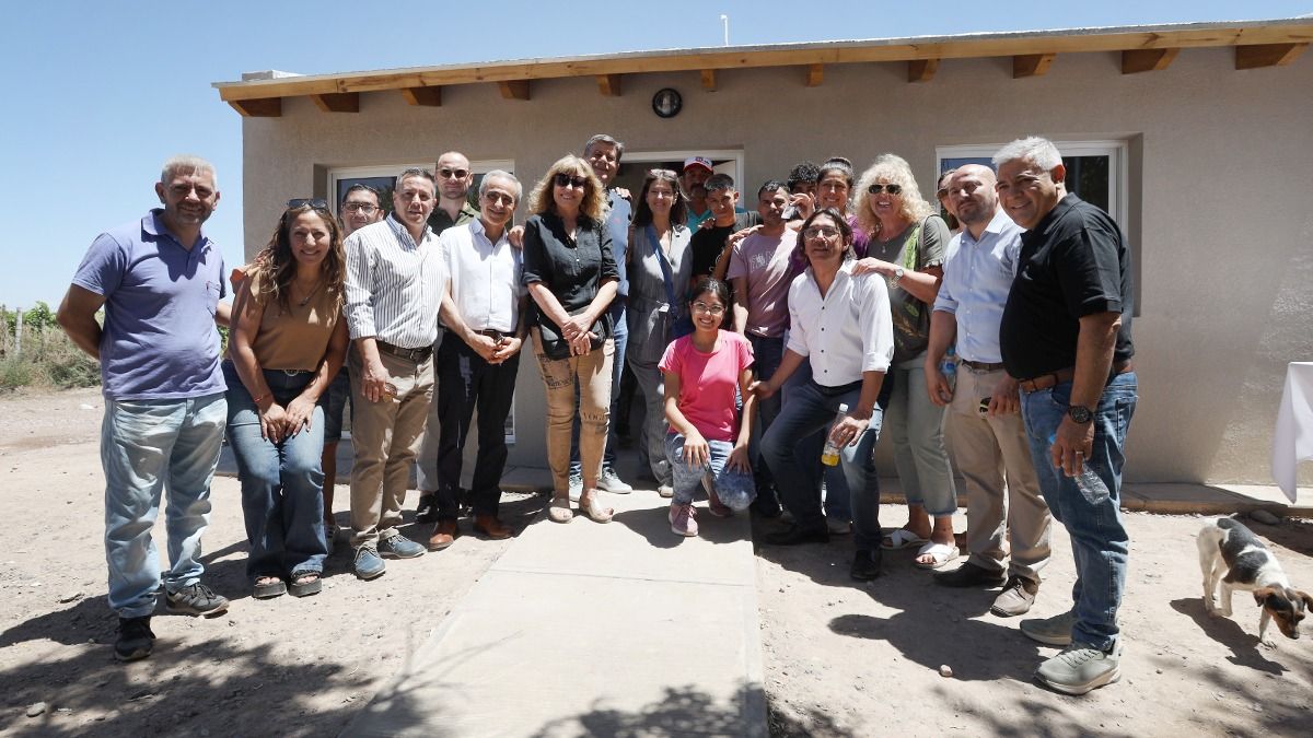 El equipo Vendimia Solidaria en la entrega de viviendas en Junín. El equipo Vendimia Solidaria en la entrega de viviendas en Junín.