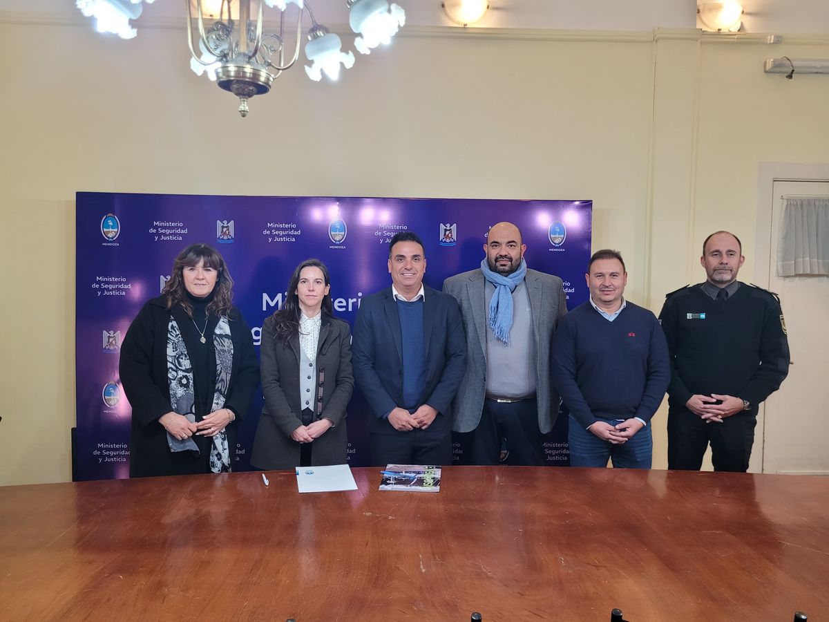 Autoridades de Gobierno, Iscamen y penitenciarias acordaron la compra de uniformes y otros bienes hechos por presos. Autoridades de Gobierno, Iscamen y penitenciarias acordaron la compra de uniformes y otros bienes hechos por presos.