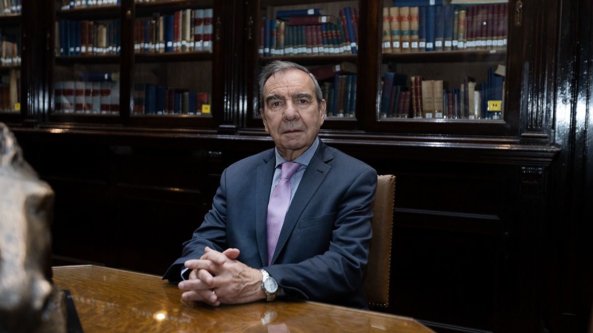 A sus 73 años, el médico experto en cáncer de mama sigue estudiando, investigando y atendiendo pacientes en su consultorio. A sus 73 años, el médico experto en cáncer de mama sigue estudiando, investigando y atendiendo pacientes en su consultorio.