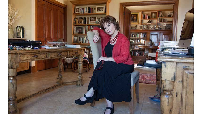 Isabel Allende: Puede haber un cambio positivo en Chile si no se meten los militares y la derecha cede sus privilegios