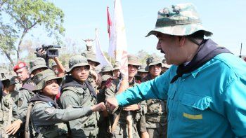 Chavistas y opositores negocian la salida de Maduro