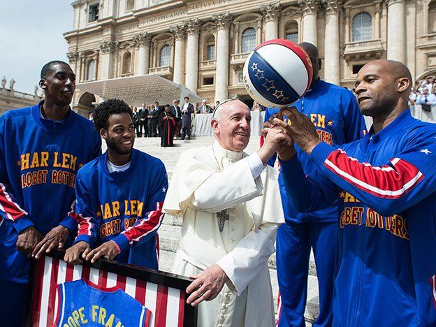 ¿Sólo fútbol? El Papa se luce con los Globetrotters