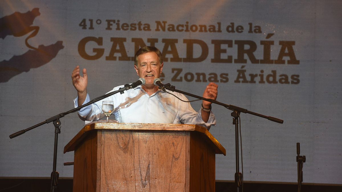 Rodolfo Suarez habló ante una multitud en el almuerzo de la Fiesta Nacional de la Ganadería.