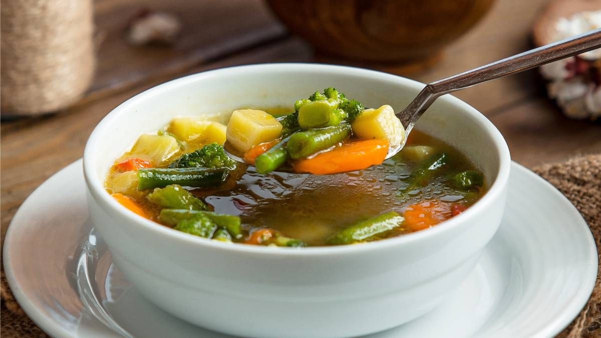 Recetas: cómo hacer una sopa de verduras rica y reconfortante en solo 35 minutos. Recetas: cómo hacer una sopa de verduras rica y reconfortante en solo 35 minutos.