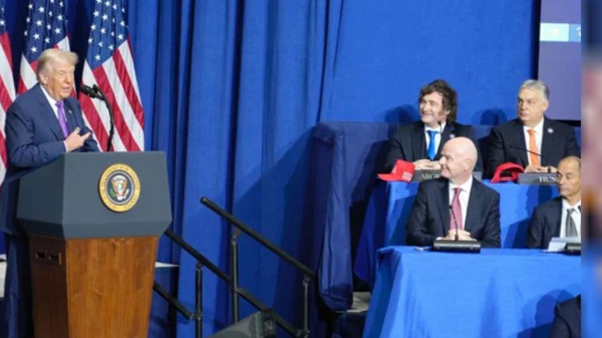 Javier Milei en primera fila escucha a Donald Trump.