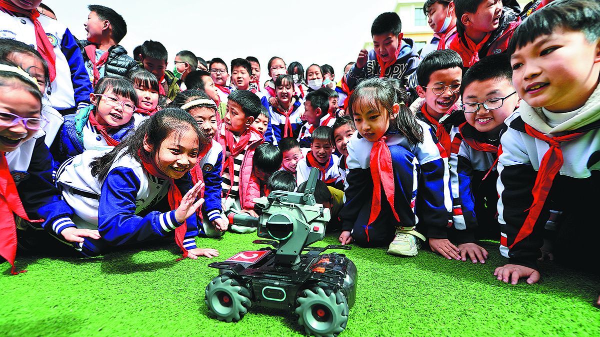 Los estudiantes admiran un vehículo robótico durante un festival de ciencia y tecnología en una escuela primaria en Qingdao, provincia de Shandong. WANG HAIBIN / PARA CHINA DAILY