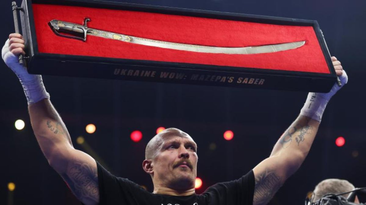 Oleksandr Usyk muestra un regalo recibido en Arabia Saudita, donde reafirmó que es el mejor de los pesos completos del mundo. Oleksandr Usyk muestra un regalo recibido en Arabia Saudita, donde reafirmó que es el mejor de los pesos completos del mundo.