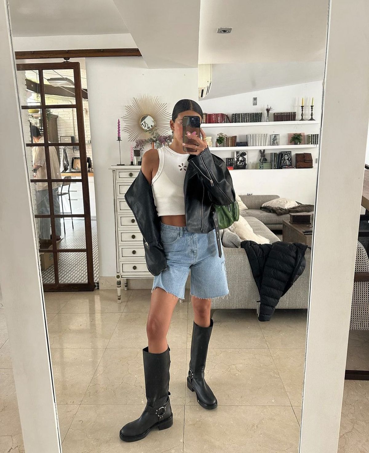 Las bermudas de jean con botas altas brindan un look descontracturado. Las bermudas de jean con botas altas brindan un look descontracturado.