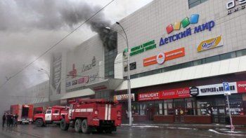 Tragedia en Rusia: 37 muertos por el incendio en un centro comercial