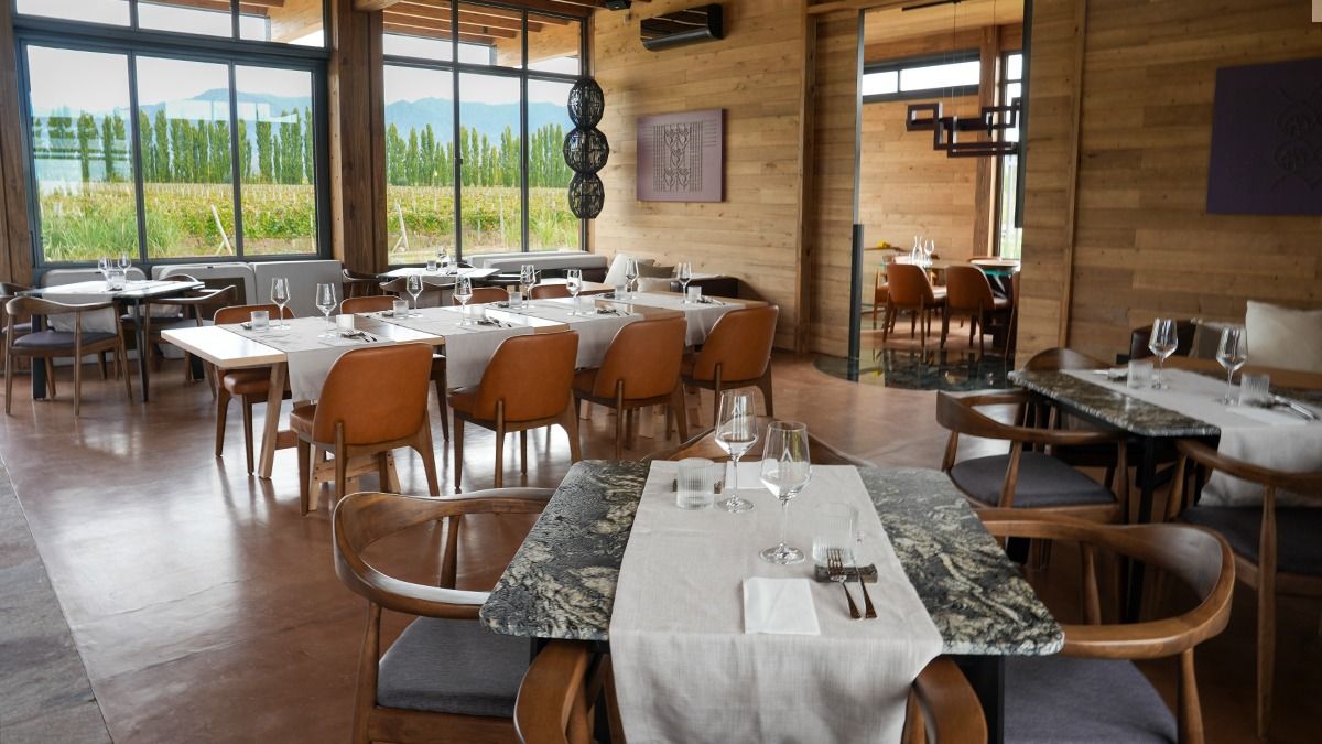 El restaurante Coraje cuenta con un salón con capacidad para unas 100 personas, una sala de degustación y una cava de vinos. El restaurante Coraje cuenta con un salón con capacidad para unas 100 personas, una sala de degustación y una cava de vinos.