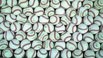 La producción de pelotas de béisbol busca el éxito 