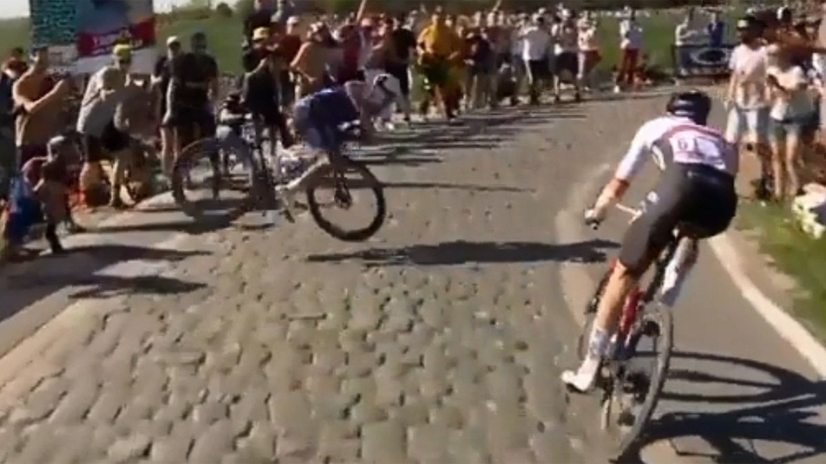 El ciclista belga Yves Lampaert se enojó bastante por la caída que le provocó el aficionado.