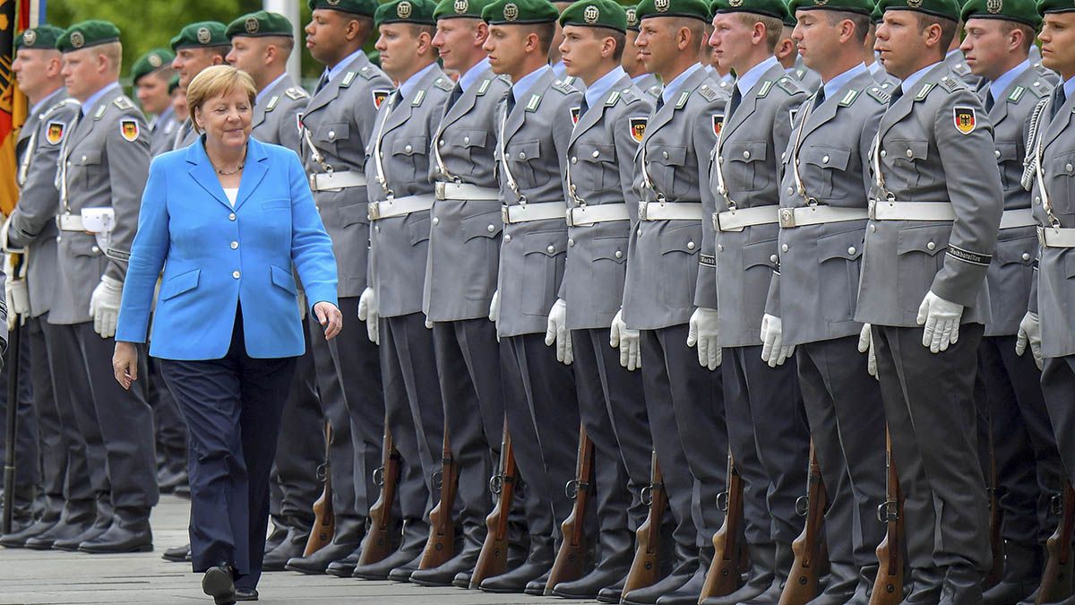 Chaqueta y pantalón. El mismo modelo en diferentes colores. Así trabajó siempre Angela Merkel. Austeridad republicana.