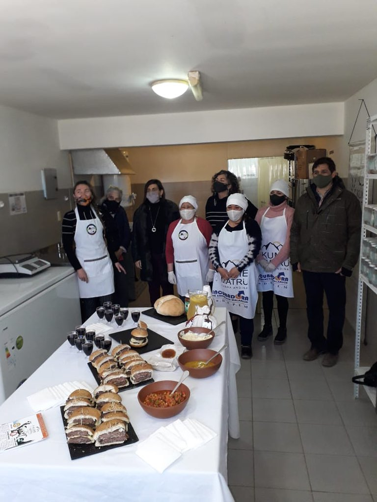 Un momento de la recorrida de la ministra Juri por Malarg&uuml;e para conocer m&aacute;s de la producci&oacute;n gastron&oacute;mica.