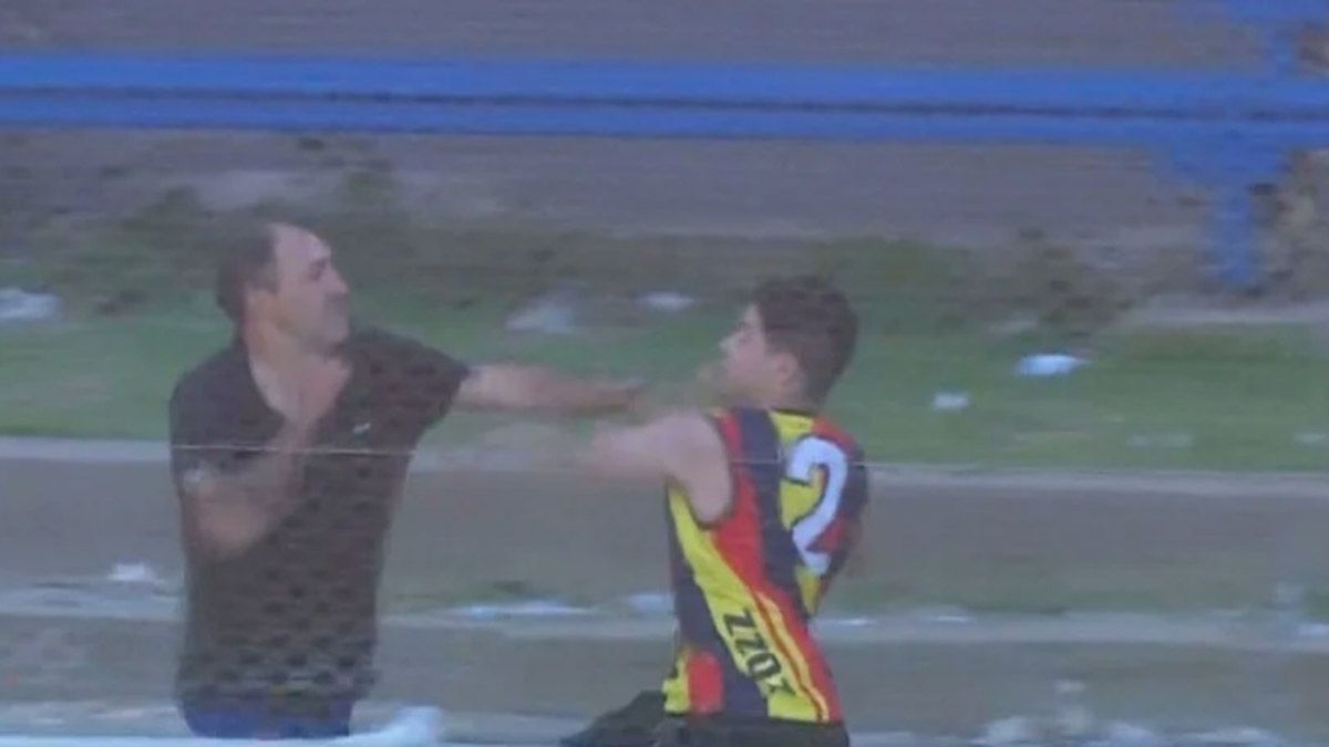 A mano limpia, los hinchas de Colegiales protagonizaron una feroz pelea.