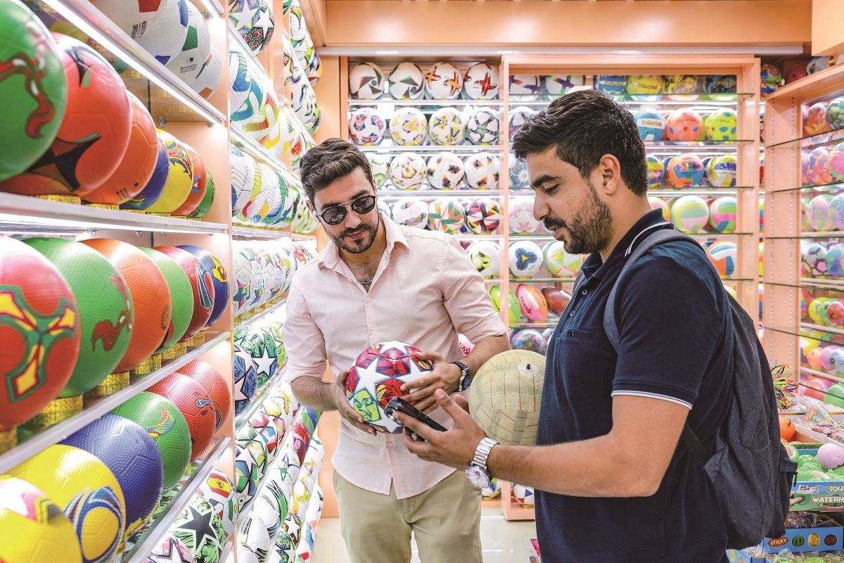 Dos comerciantes hacen compras de pelotas en el Mercado Internacional de Comercio de Yiwu el 4 de agosto. NI YANQIANG / PARA CHINA DAILY
