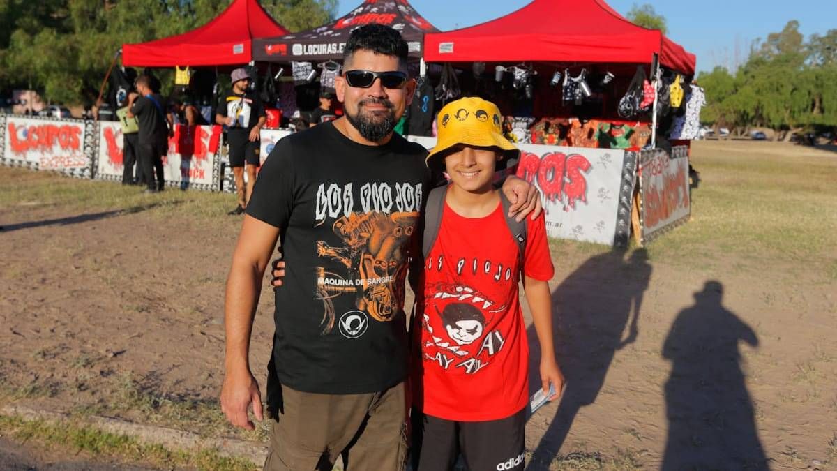 Generaciones. Padre e hijo listos para entrar. Generaciones. Padre e hijo listos para entrar.