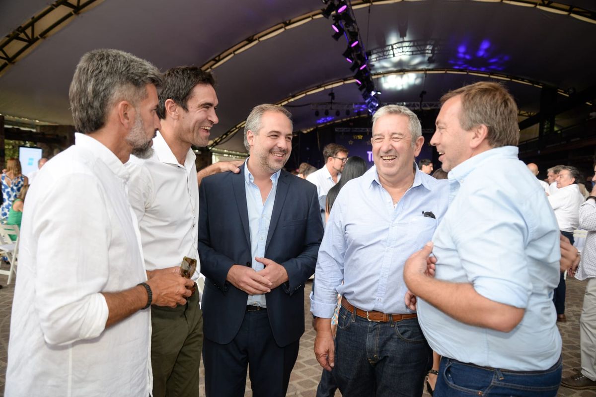 Ulpiano Suarez, Emir Andraos, Matías Stevanato, Julio Cobos y Martín Aveiro, de charla en la Vendimia Solidaria.