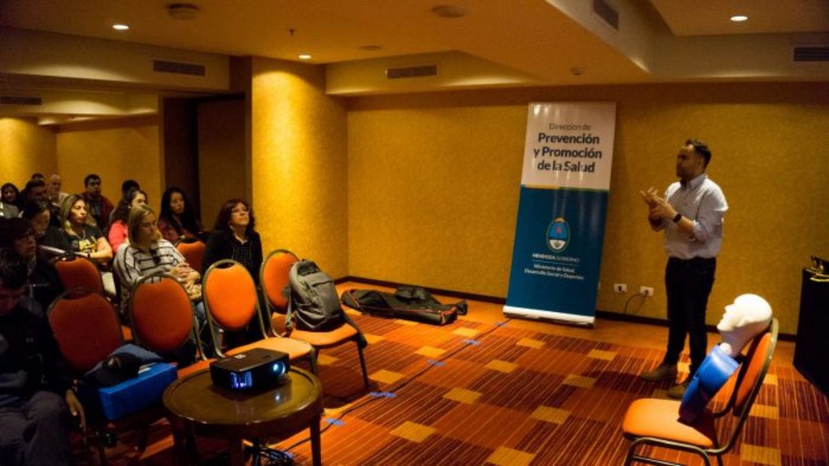 Personal de informadores turísticos, empleados hoteleros y personal de la policía turística recibieron capacitación para el Mundial Sub 20.