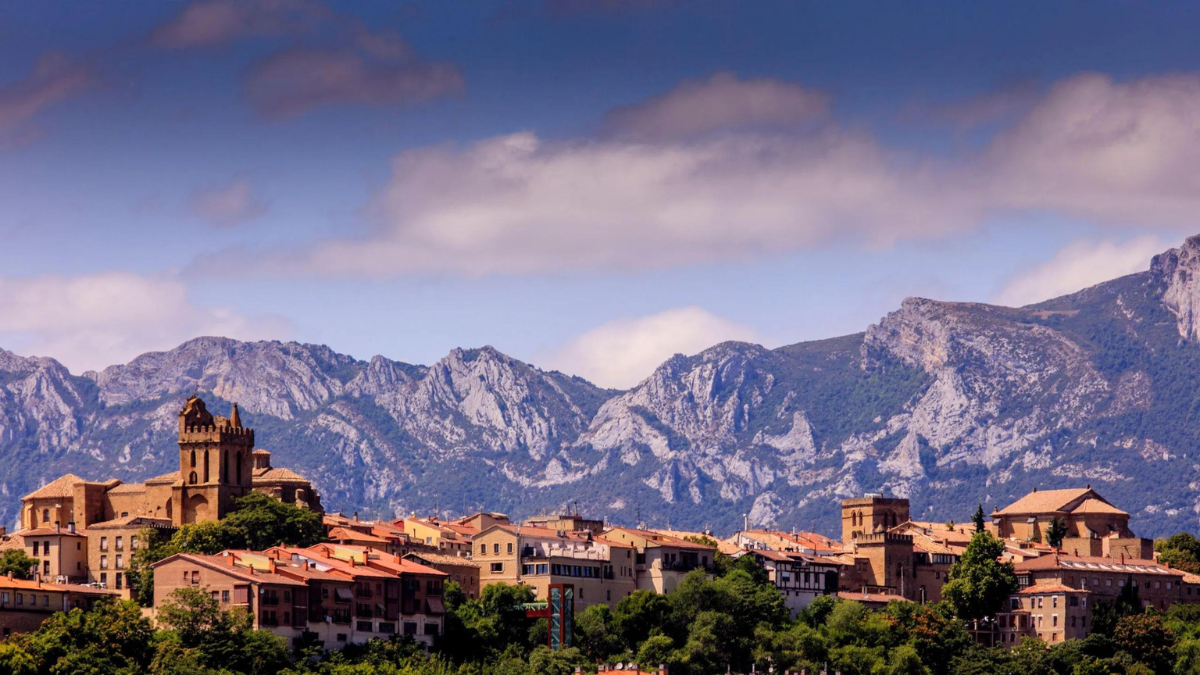 El pueblo más encantador de España rodeado de viñedos, perfecto para conocer en otoño.