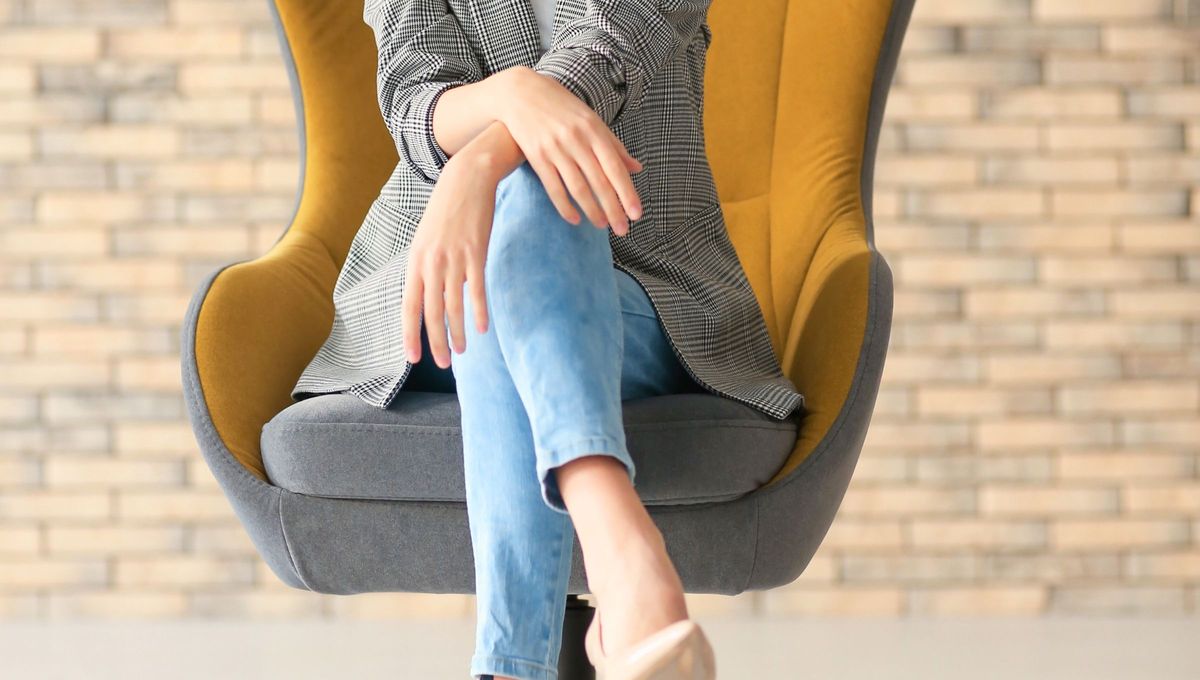 Los significados sobre este gesto son diversos, varían desde interés, desinterés o defensa. Los significados sobre este gesto son diversos, varían desde interés, desinterés o defensa.