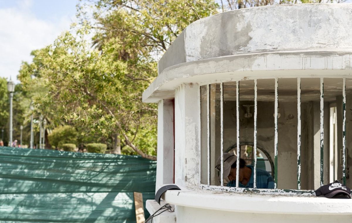 La empresa constructora trabaja en la restauración de la casilla para el cobro de los tickets. La empresa constructora trabaja en la restauración de la casilla para el cobro de los tickets.