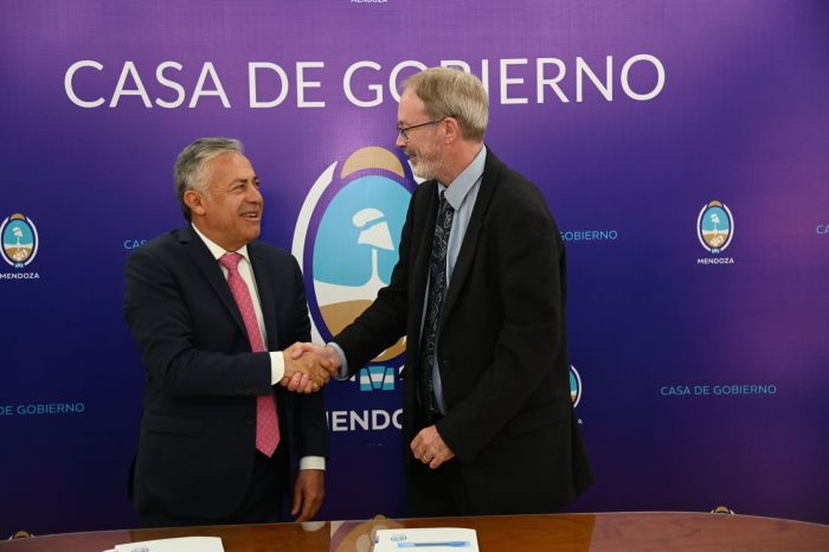 Apretón de manos entre el gobernador Alfredo Cornejo y Mark Buntine, decano de la Facultad de Ingeniería australiana. Apretón de manos entre el gobernador Alfredo Cornejo y Mark Buntine, decano de la Facultad de Ingeniería australiana.