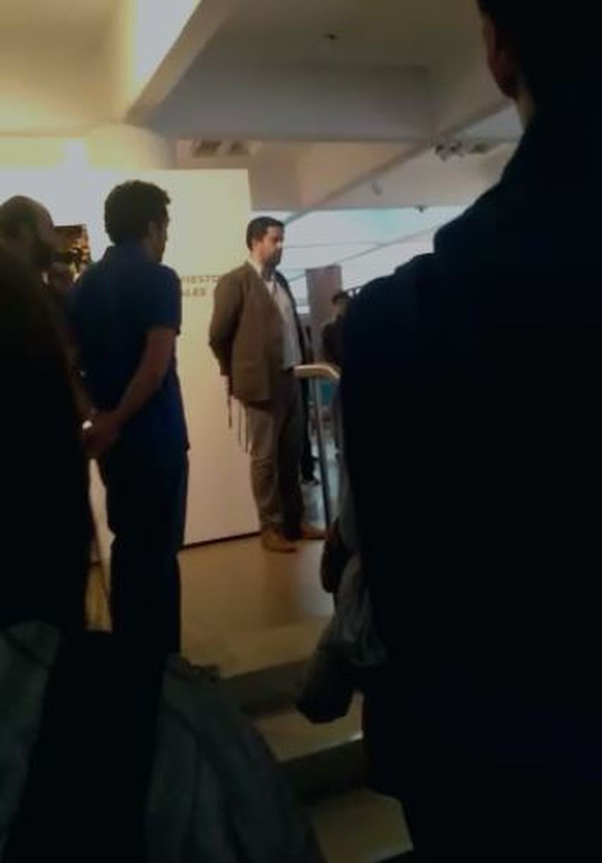 Parado, de saco, el hombre que citó a San Martín para justificar la violencia.