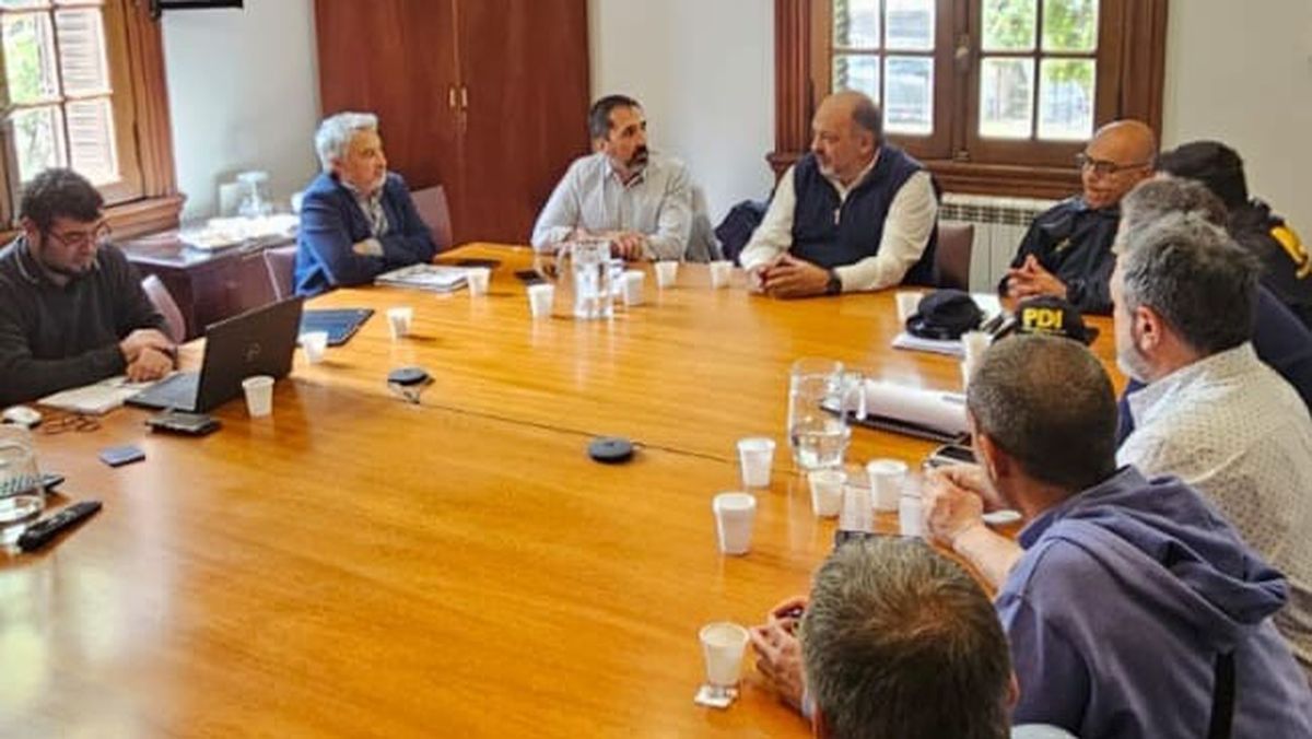 En el centro de la mesa, el subsecretario de Relaciones Institucionales del Ministerio de Seguridad, Néstor Majul, junto al presidente de AYSAM, Alejandro Gallegos, y representantes de distribuidoras eléctricas y de gas.