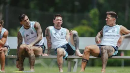 Paredes, Messi y Enzo antes de la gran final.
