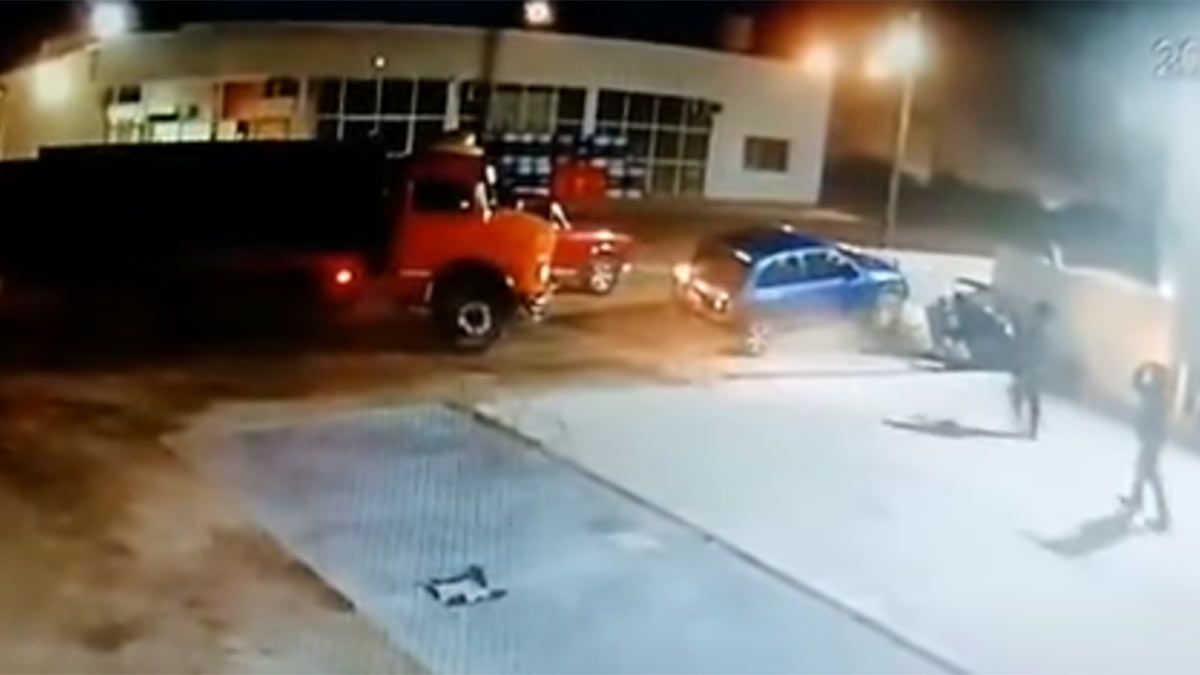 Captura del video en el que el camionero de San Juan choca al auto del novio de su ex.