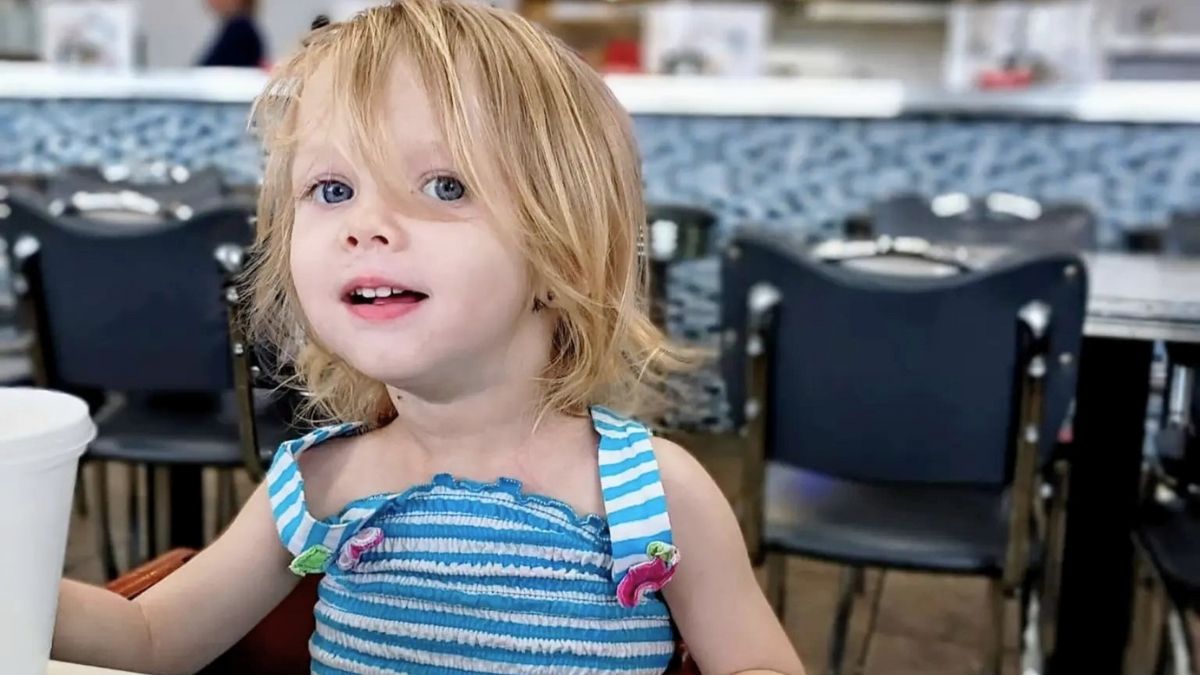 Video: el momento en que detienen a 2 padres por la muerte de su hija que dejaron sola con un pitbull