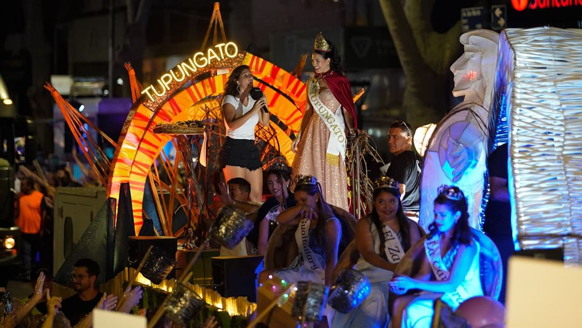 Así se vivió el tradicional desfile de la Vía Blanca de la Vendimia 2025 en el centro de la Ciudad.&nbsp;Foto: Axel Lloret