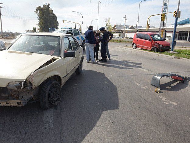 Un auto pasó el semáforo en rojo y chocó en el Acceso Norte