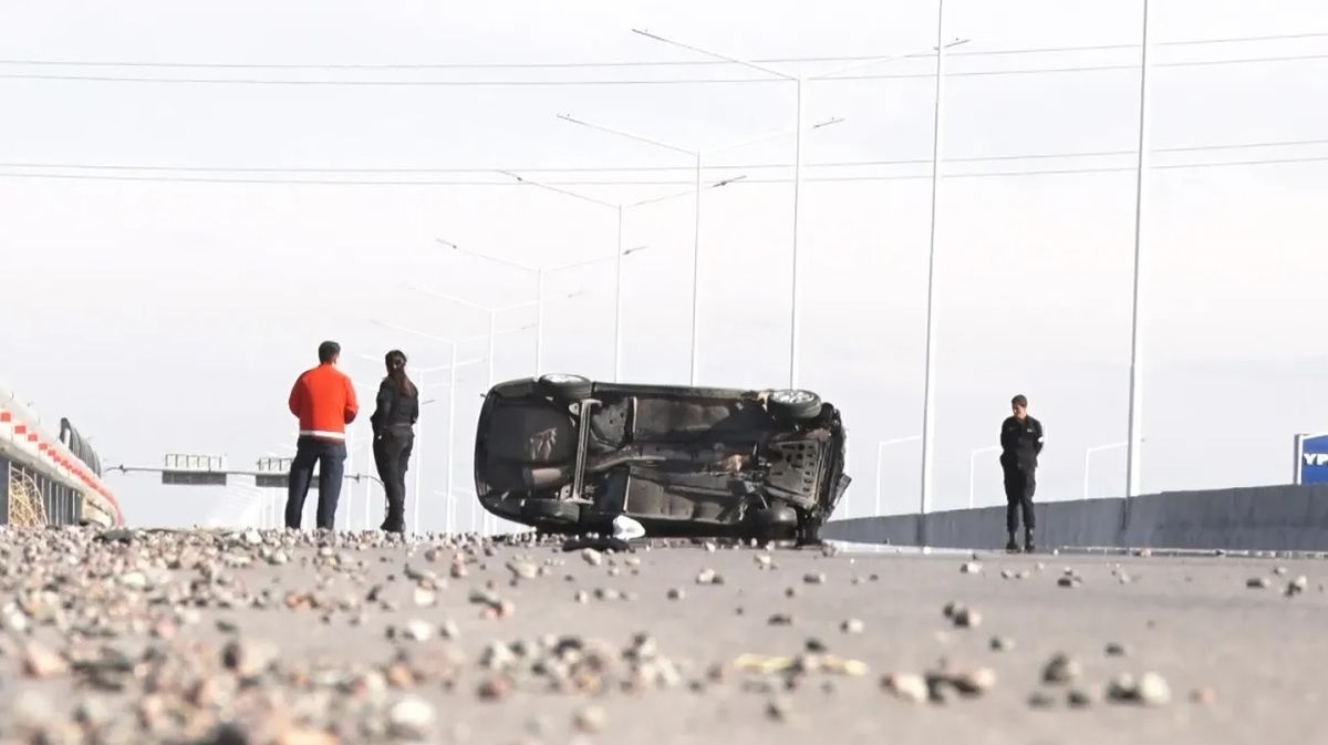 Tragedia en la Ruta 40: una mendocina murió tras volcar con su auto en San Juan Tragedia en la Ruta 40: una mendocina murió tras volcar con su auto en San Juan