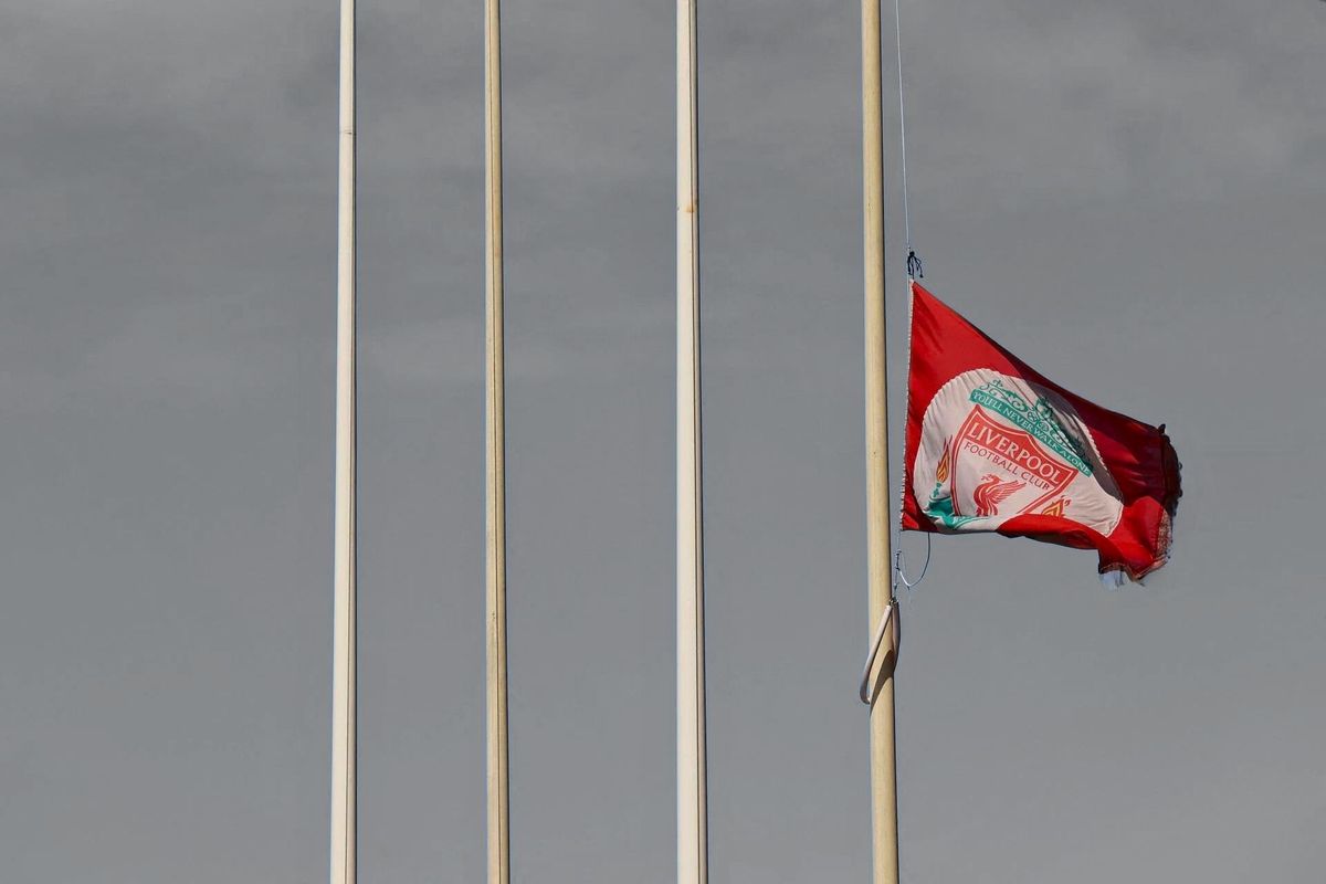 La bandera a media asta en Livepool.
