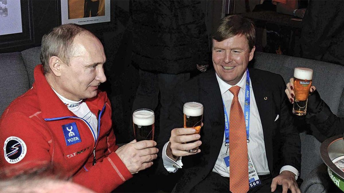 Vladimir Putin celebrando con una cerveza Heineken junto a Guillermo Alejandro