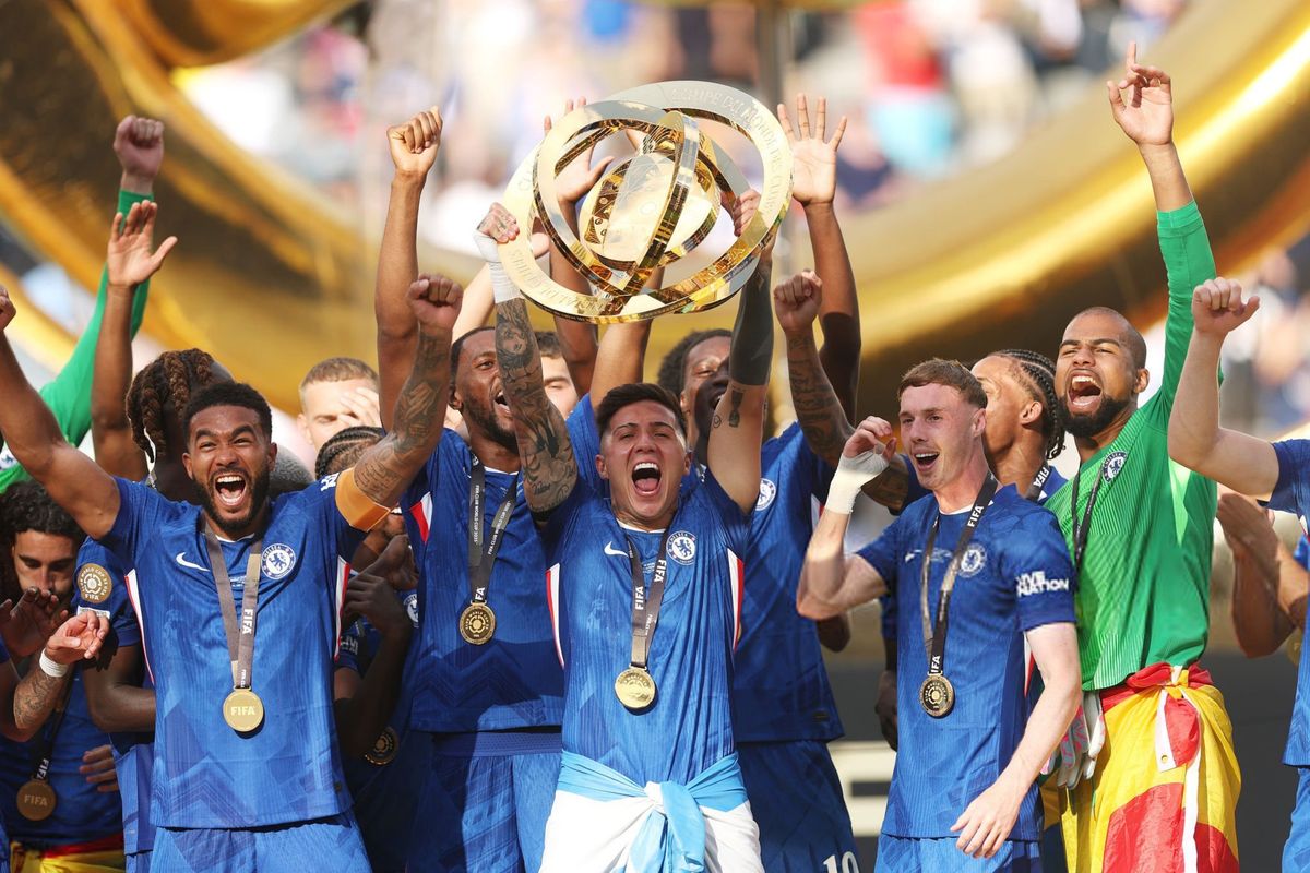 Enzo alzó otra copa más y está invicto en finales.