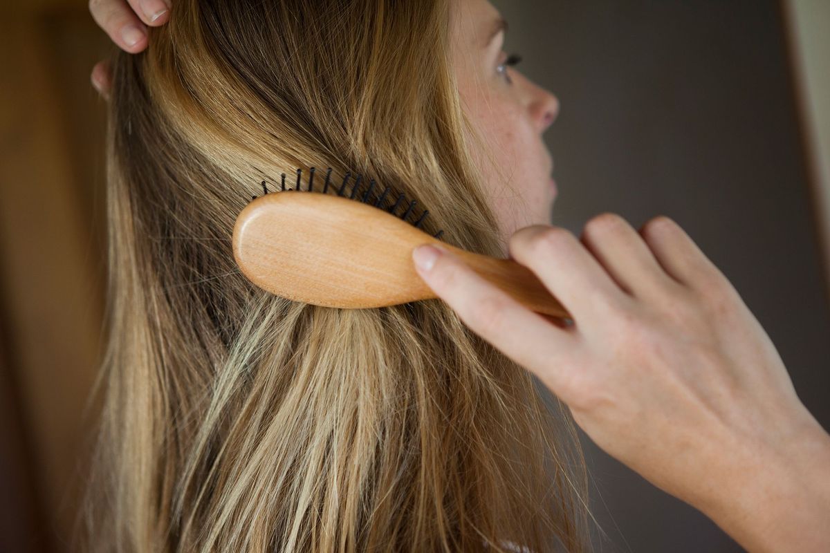 Sigue estos consejos si quieres que el cabello limpio te dure más tiempo. Imagen: Elle