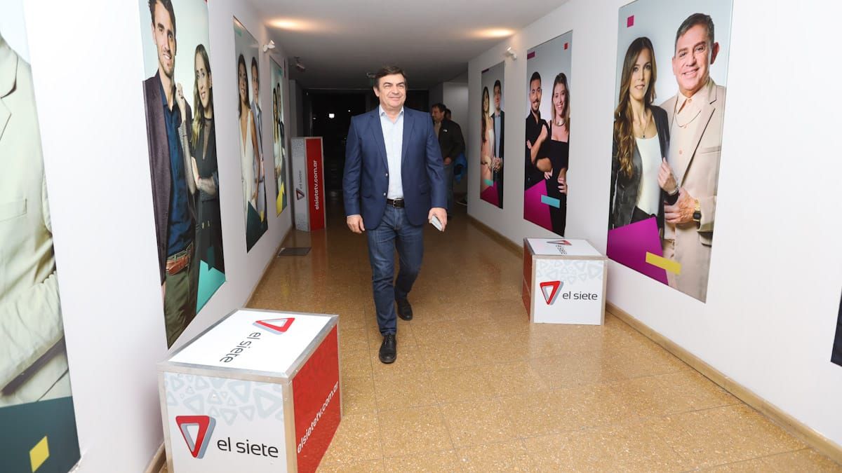 Omar De Marchi en los pasillos de Canal 7. Omar De Marchi en los pasillos de Canal 7.