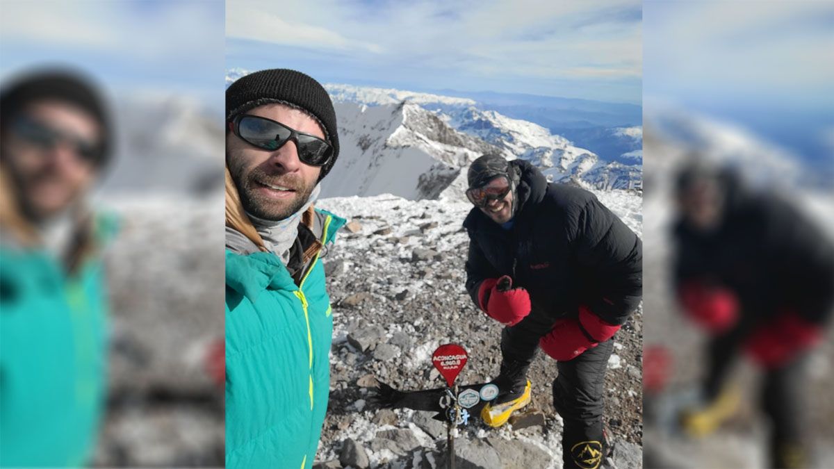 Claudio Fredes y Emanuel Pérez en la cumbre del Aconcagua el 28 de julio del 2023. Claudio Fredes y Emanuel Pérez en la cumbre del Aconcagua el 28 de julio del 2023.