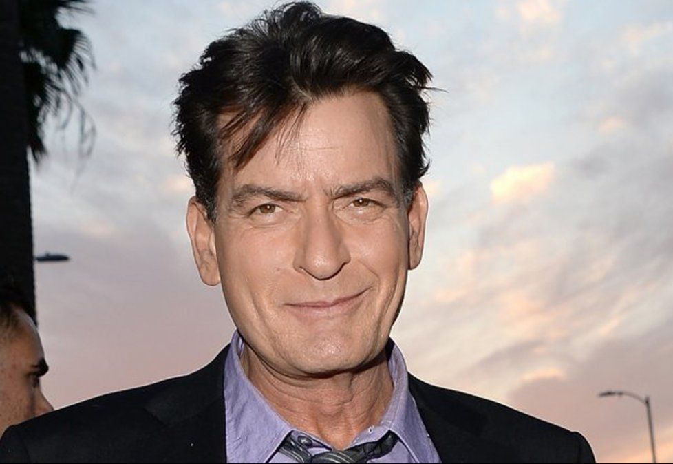 La descontrolada vida de Charlie Sheen a sus 51 años