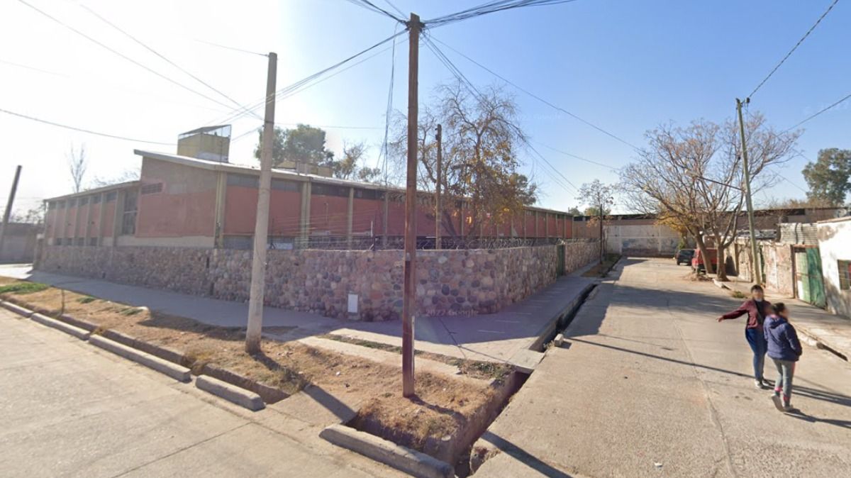 La escuela 1-510 Gustavo Martínez Zuviría, ubicada en el barrio Santa Teresita de Las Heras, una de las dos instituciones primarias que tienen un altísimo ausentismo desde los incidentes del martes.