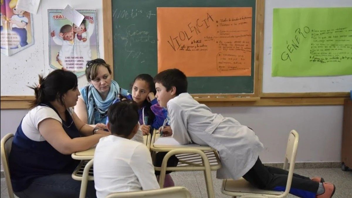 ¿Cuándo cobran la ayuda escolar los docentes y celadores de Mendoza?