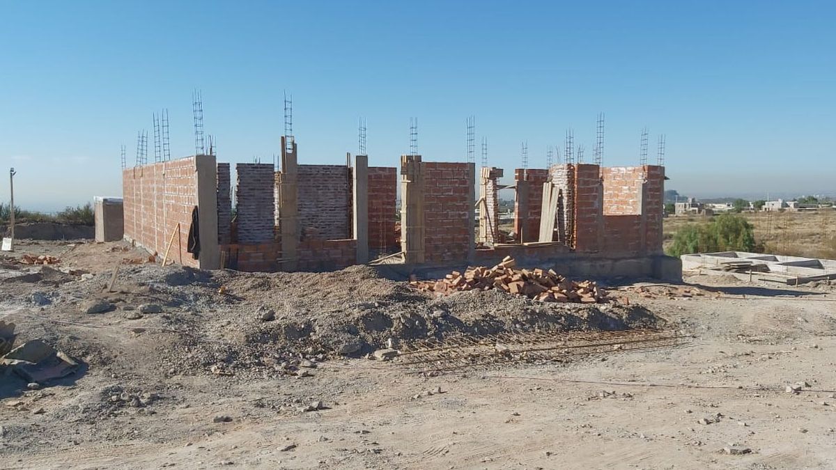 A pesar de reiterados pedidos de cese obra se siguió construyendo dentro del predio de Lares del Challao. A pesar de reiterados pedidos de cese obra se siguió construyendo dentro del predio de Lares del Challao.