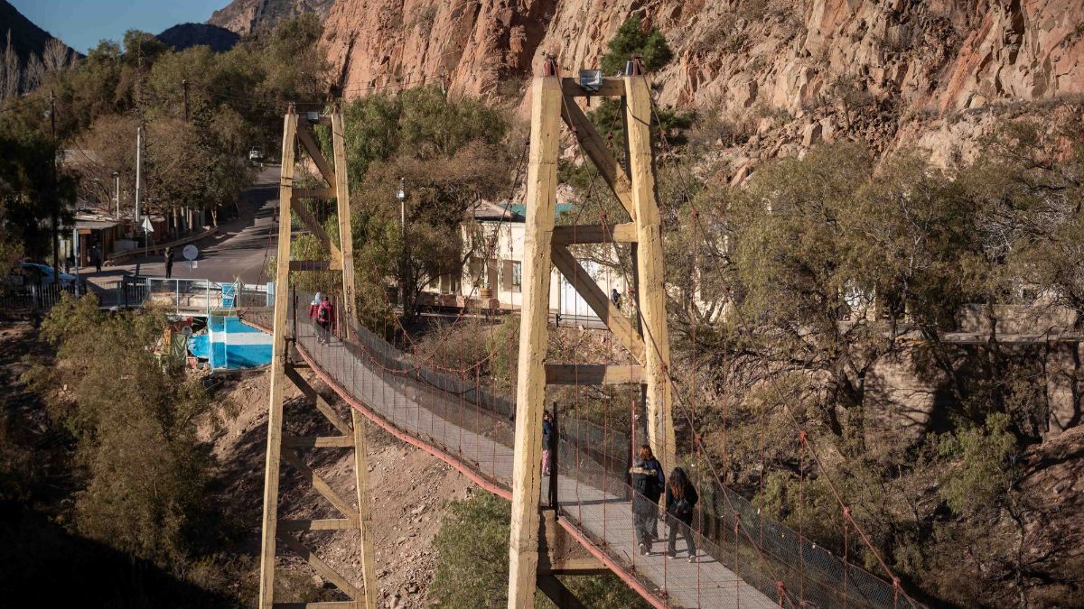 Tras ser íntegramente reparado, reabrió al público el puente colgante de Cacheuta.