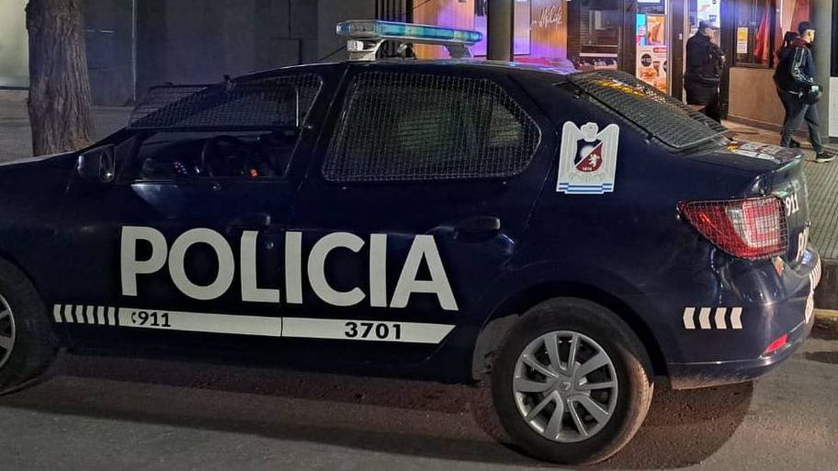 Los empleados notaron que había una ventana abierta del local de calle Colón, de Ciudad, y denunciaron un robo. Foto: Pablo Gamba/Canal 7.