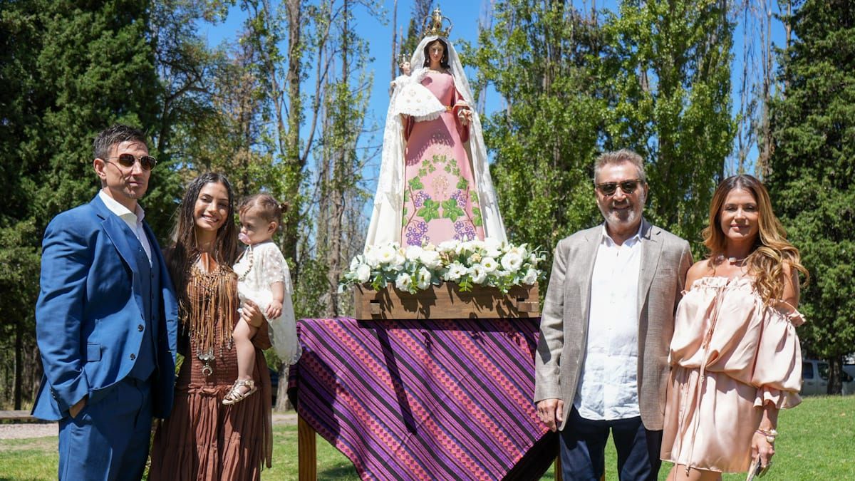Agustín Vila, Mica Dubra con Sophia, Daniel Vila y Pamela David, junto a la Virgen de la Carrodilla. Agustín Vila, Mica Dubra con Sophia, Daniel Vila y Pamela David, junto a la Virgen de la Carrodilla.
