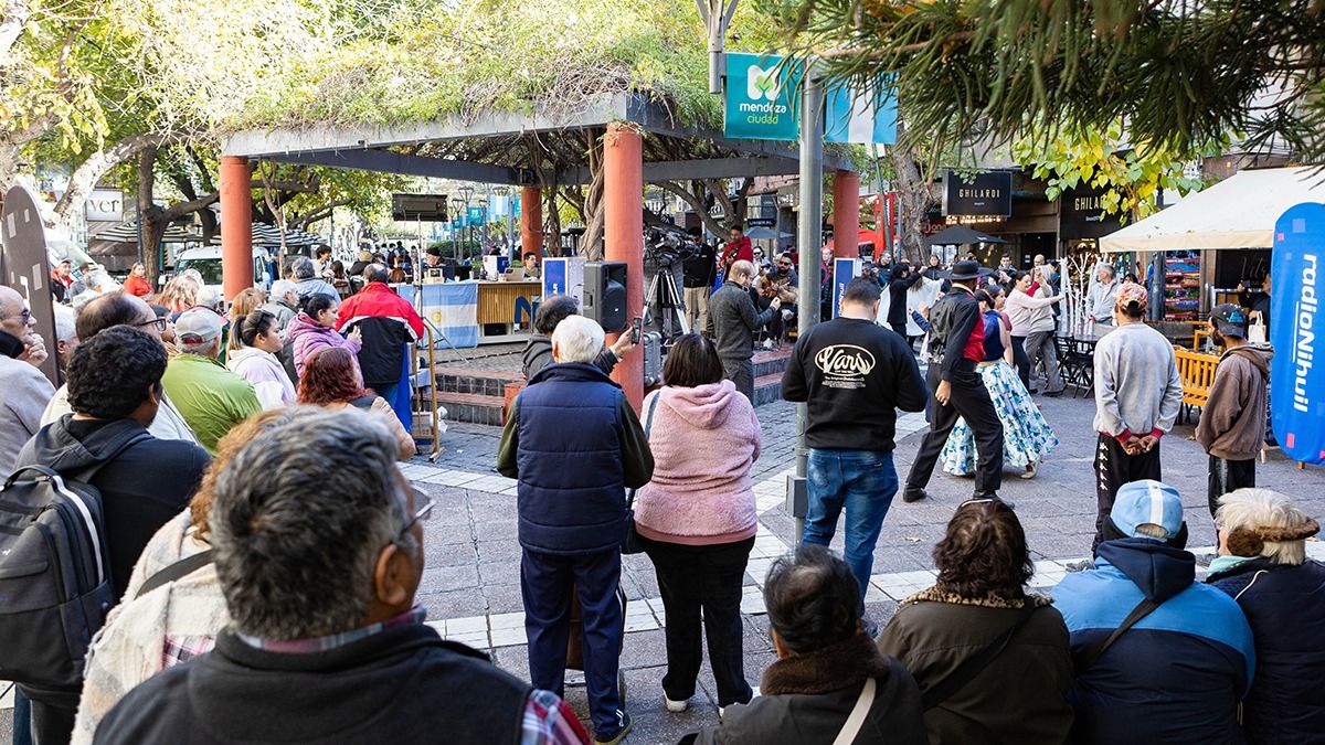 Radio Nihuil transmitió desde la Peatonal Sarmiento este viernes para celebrar la Patria junto a su audiencia.
